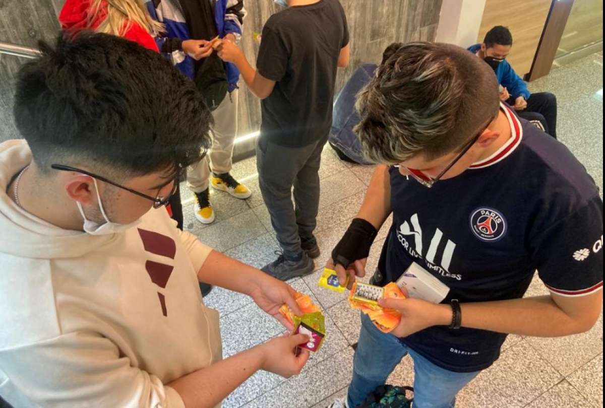 Los aficionados empiezan a llenar el álbum del Mundial 2022 en la capital.