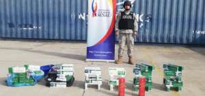 Los agentes de control muestran la mercanc&iacute;a.