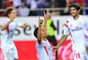 Carlos Bacca (c.) festeja el gol de la victoria de su equipo, el Sevilla. Foto: AFP