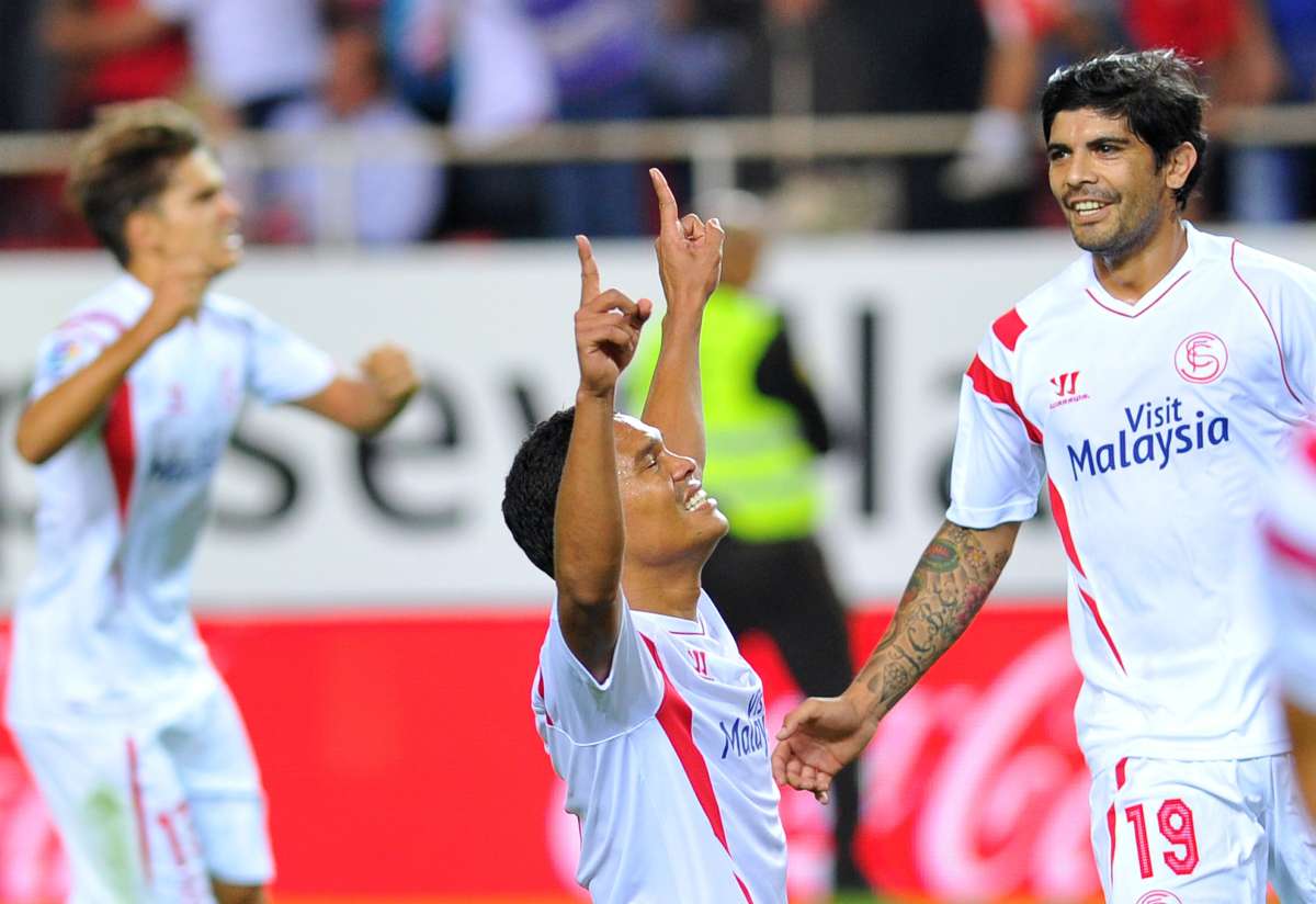 Carlos Bacca (c.) festeja el gol de la victoria de su equipo, el Sevilla. Foto: AFP