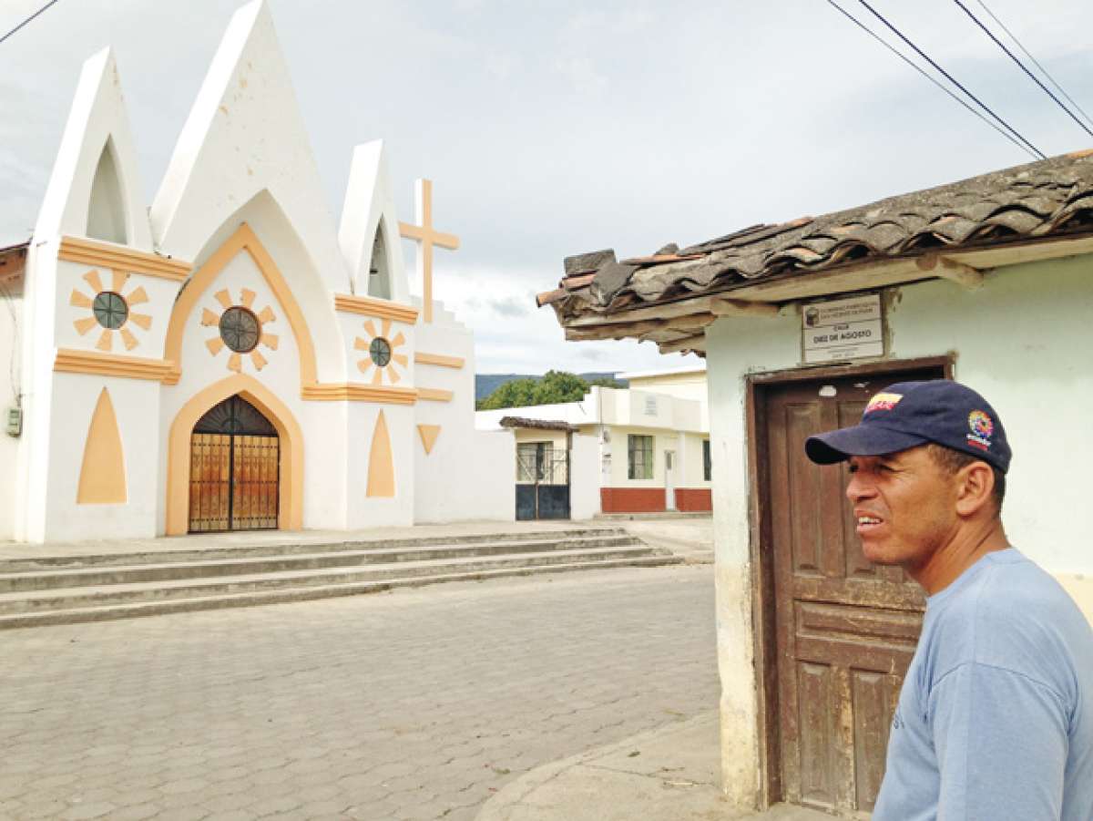 Los adultos de San Vicente de Pusir prefieren la &lsquo;pelota de viento&rsquo;