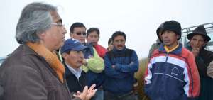 El prefecto de Pichincha, Gustavo Baroja (izq.), conversa con vecinos de las zonas que se encontraban en disputa con la provincia de Cotopaxi. 