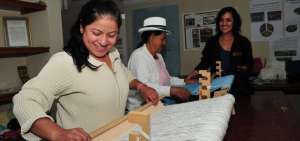 Las mujeres de Chumbl&iacute;n emprendieron empresas utilizando los telares, una t&eacute;cnica muy antigua.