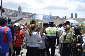 La Polic&iacute;a Metropolitana tambi&eacute;n cooper&oacute; en el control de venta de la palma. Foto: Miguel Jim&eacute;nez/El Tel&eacute;grafo 
