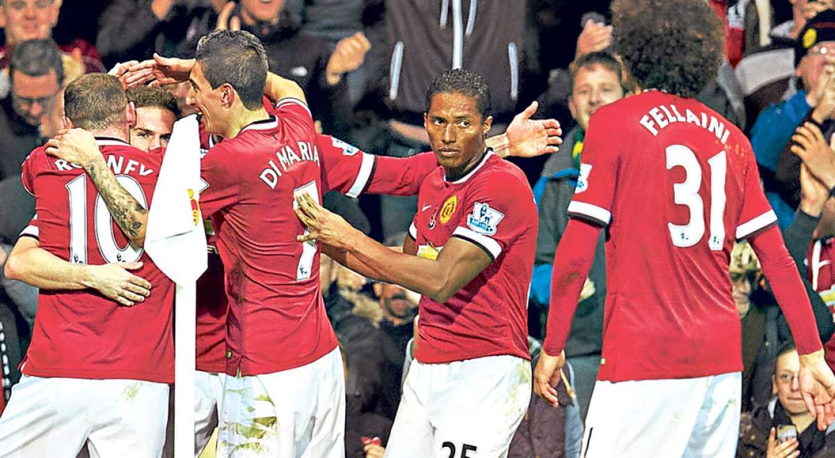 Antonio Valencia (centro) se une al festejo con &Aacute;ngel Di Mar&iacute;a, Wayne Rooney, Robin van Persie y Juan Mata (autor del gol). Marouane Fellaini (der.) se acerca tambi&eacute;n al grupo. Foto: AFP.