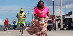 Las mujeres que participaron en la Ultramarat&oacute;n de los Ca&ntilde;ones, en M&eacute;xico, lucieron largas faldas multicolor y pa&ntilde;oletas en la cabeza.  