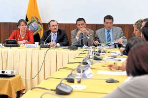 El contralor Carlos P&oacute;lit (i) ofreci&oacute; detalles del caso de los partidos pol&iacute;ticos en la Asamblea. FOTO: JOHN GUEVARA .