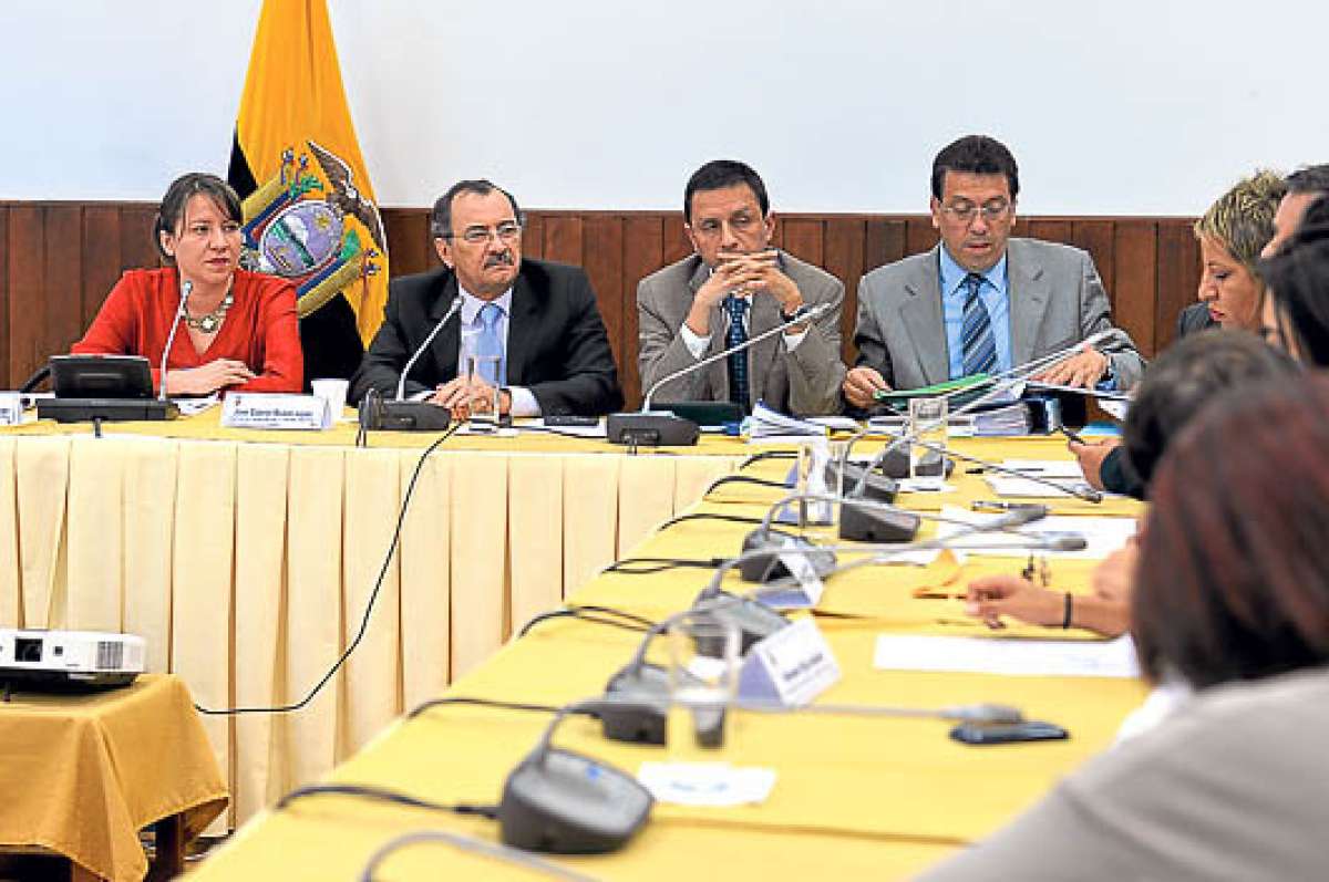 El contralor Carlos P&oacute;lit (i) ofreci&oacute; detalles del caso de los partidos pol&iacute;ticos en la Asamblea. FOTO: JOHN GUEVARA .
