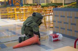 Un agente del GIR coloca un dispositivo para realizar una detonaci&oacute;n controlada de una bomba, colocada en un centro comercial. Foto: Fernando Sandoval / EL TEL&Eacute;GRAFO