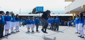 En el patio de la escuela los estudiantes practican juegos tradicionales como el de saltar la cuerda. Ni&ntilde;os y ni&ntilde;as comparten esta y otras actividades l&uacute;dicas.