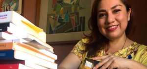 Para subir el &aacute;nimo, Solange selecciona fragmentos de textos de cuentos.