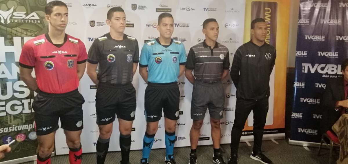 Un total son 900 juegos de uniformes entregar&aacute; la empresa Jasa a los &aacute;rbitros del Ecuador.