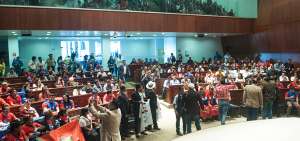 Simpatizantes y miembros del movimiento Compromiso Social acudieron ayer a la Asamblea para entregar un proyecto de ley de lucha contra la corrupci&oacute;n.