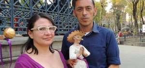 Dos vecinos de las barriadas Santa Mar&iacute;a la Ribera y Ju&aacute;rez, Sandra Valenzuela y Jorge Baca, sostienen esperanzados una imagen de Santa Mar&iacute;a La Juaricua en un parque en Ciudad de M&eacute;xico. 