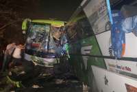 Dos buses se chocaron en la vía Durán- Tambo