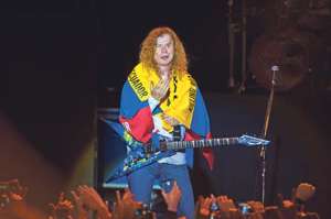 Dave Mustaine.- El vocalista de la banda se cobij&oacute; con la bandera de Ecuador. Inst&oacute; a mantener la calma durante los problemas t&eacute;cnicos. Fotos: Marco Salgado.