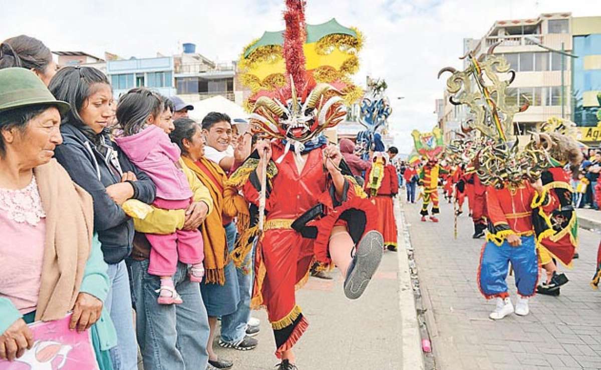 Los diablos de diversas comunidades y barrios pillare&ntilde;os efect&uacute;an sus danzas por las calles c&eacute;ntricas de P&iacute;llaro. Se cuentan por cientos. Foto: Roberto Ch&aacute;vez / El Tel&eacute;grafo