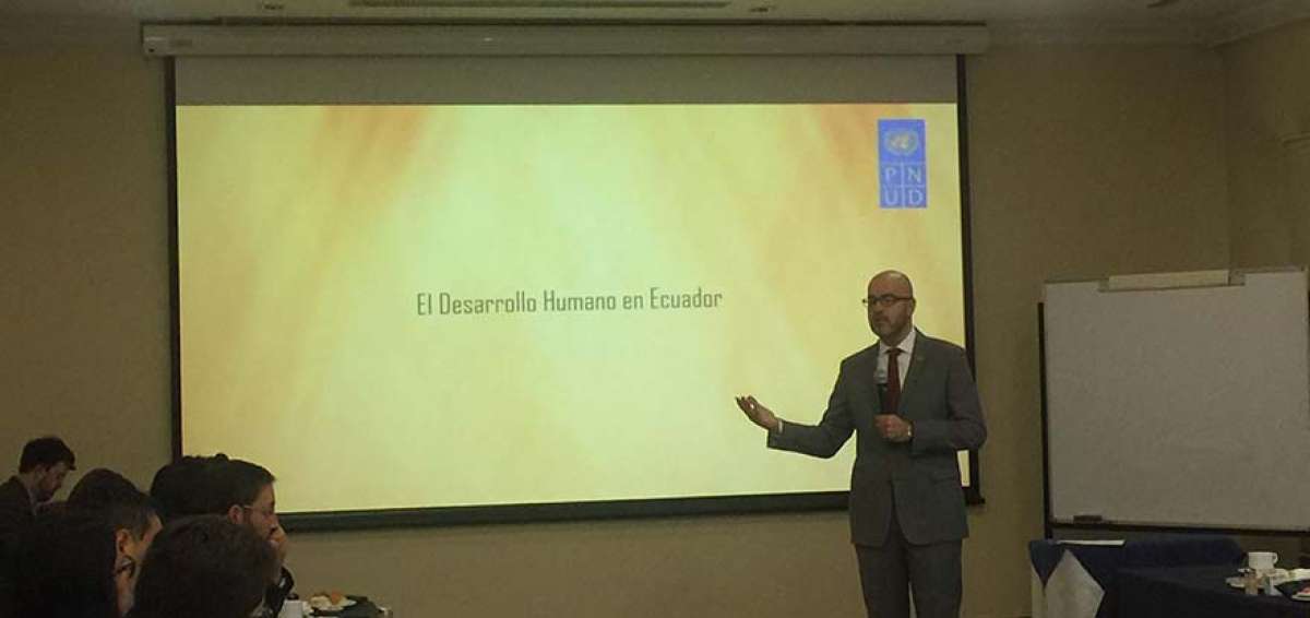 Fernando Panchano, funcionario del PNUD, presenta el informe de Desarrollo Humano en Quito.