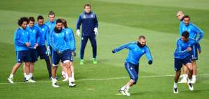 El franc&eacute;s Karim Benzema vuelve tras el golpe recibido en la rodilla en el partido de ida en Wolfsburgo.