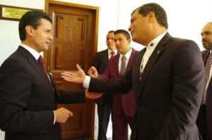 Los presidentes de M&eacute;xico y de Ecuador durante una cumbre en La Habana, Cuba. Foto: Archivo