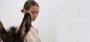 Bienal de Venecia premia con el Le&oacute;n de Oro a la alemana Anne Imhof