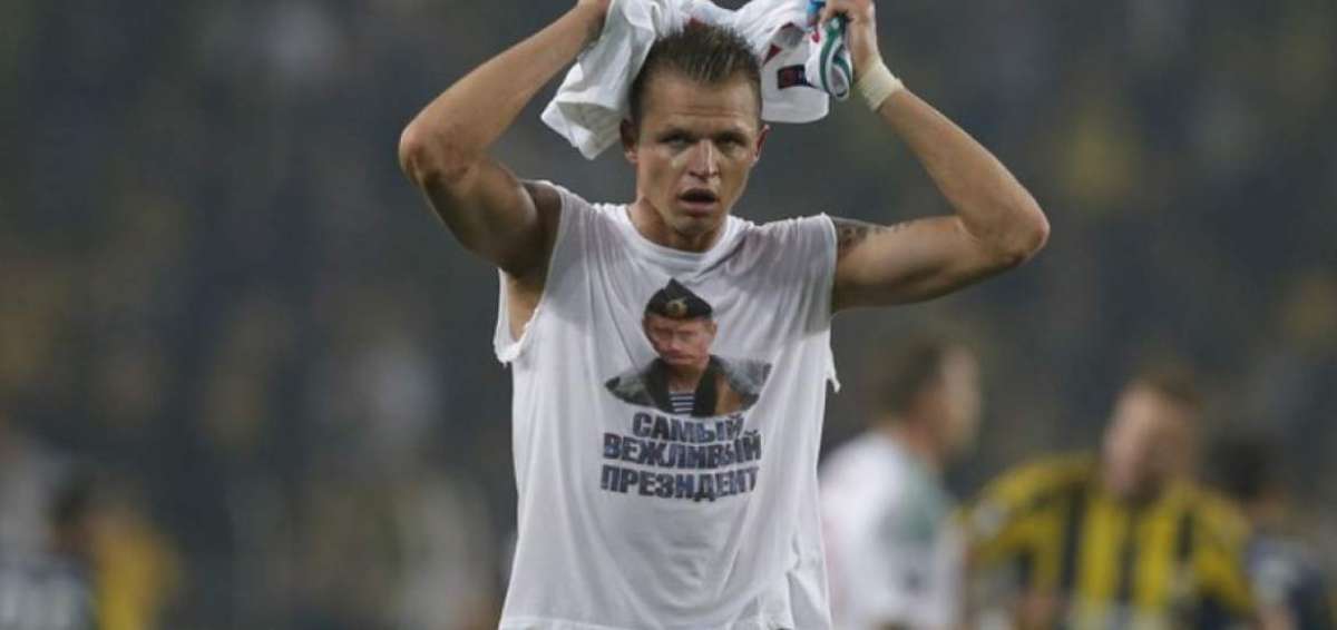 Tras el partido ante el Fenerbahce, por la Europa League, el jugador Dmitry Tarasov del Lokomotiv mostr&oacute; una camiseta de apoyo al presidente ruso.