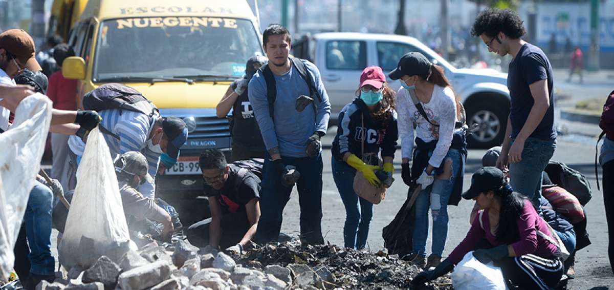 Los quite&ntilde;os limpiaron la urbe con una gran minga