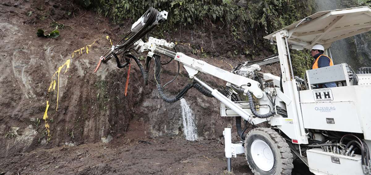El jueves se inici&oacute; la construcci&oacute;n del puente Bombol&iacute;, en la v&iacute;a Al&oacute;ag-Uni&oacute;n del Toachi, uno de los siete tramos del corredor Quito-Guayaquil.