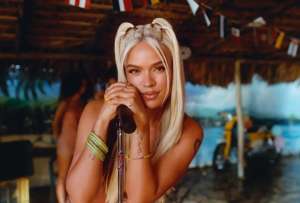 Aplausos y emoci&oacute;n: Karol G asume las cuentas de los clientes en Medell&iacute;n