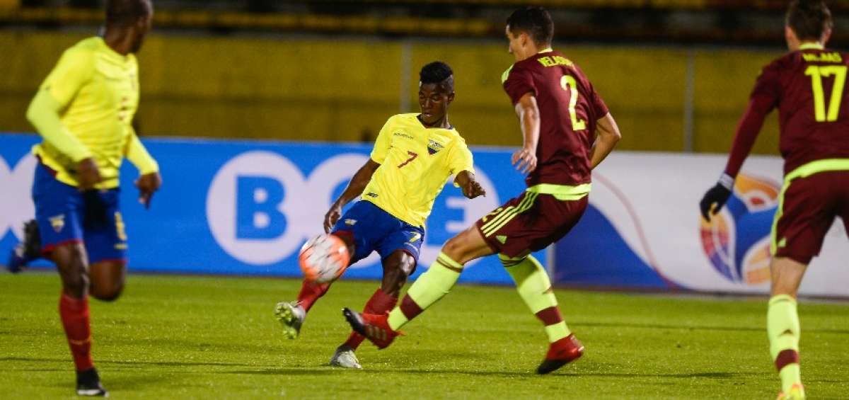 El delantero Washington Corozo (7) intenta eludir la marca de un defensa de la selecci&oacute;n venezolana. 