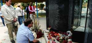 El embajador de Estados Unidos, Todd Chapman, recorri&oacute; la zona cero de Manta. Estuvo en el Memorial del parque El Rosario y dialog&oacute; con los ciudadanos.