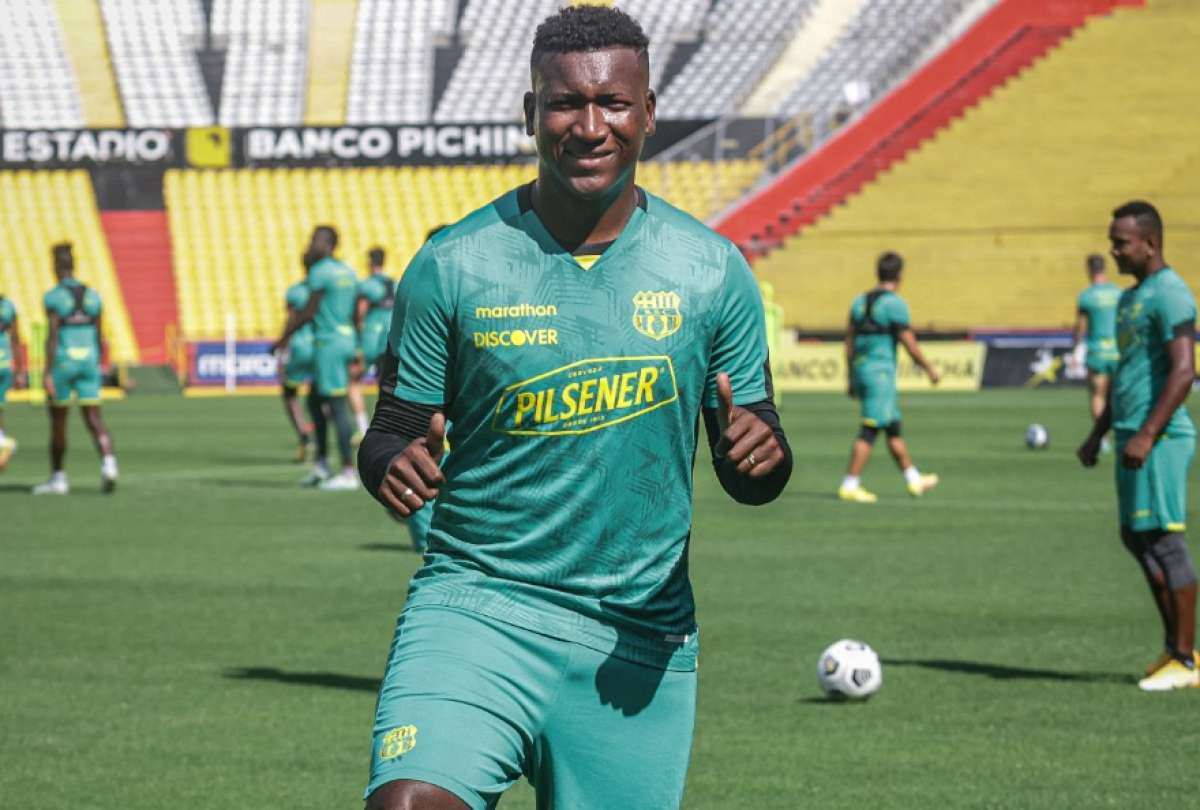 El goleador Jhon Jairo Cifuente, en una práctica con Barcelona SC en el estadio Monumental.