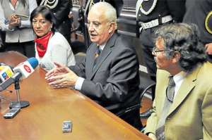 Luis Vaca y Susana Cajas con el fiscal Galo Chiriboga en la audiencia del 1 de octubre. Foto: ANDRES DARQUEA 