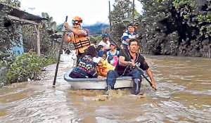 El barrio Gran Colombia, en Zamora Chinchipe, se encuentra sumergido a consecuencia de las inundaciones. Foto: Cortes&iacute;a