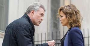 Escena en la que aparece Jennifer L&oacute;pez junto al actor Ray Liotta durante un rodaje de la serie.