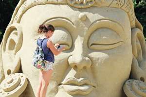 Los  visitantes se toman su tiempo para fotografiar a las distintas esculturas exhibidas.