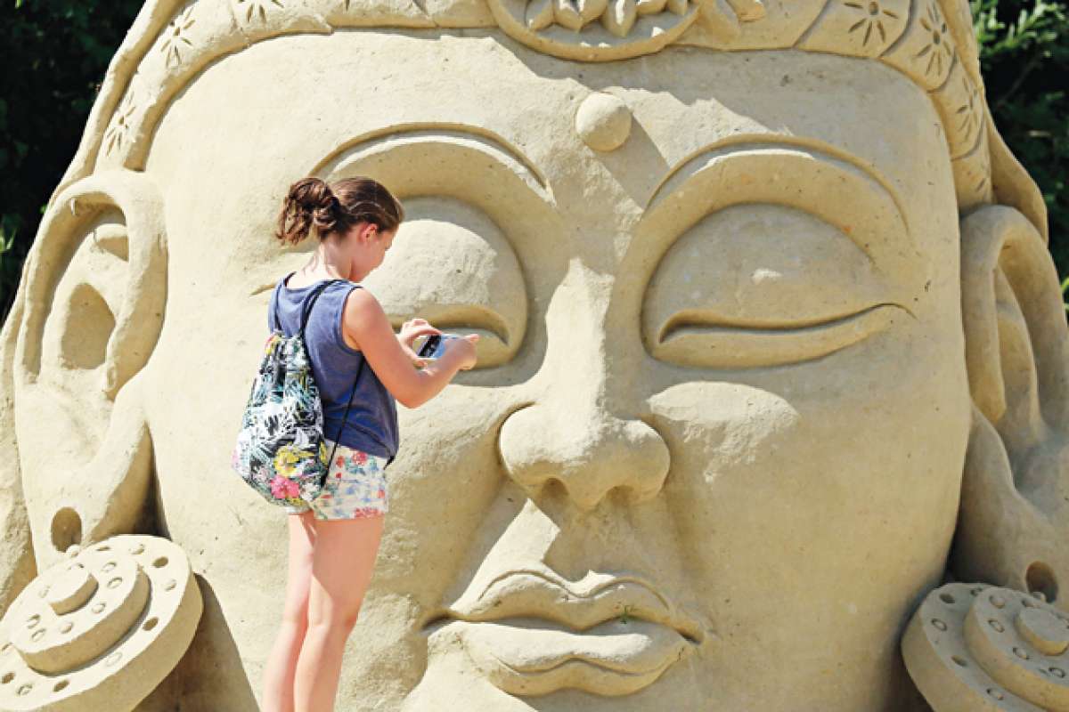 Los  visitantes se toman su tiempo para fotografiar a las distintas esculturas exhibidas.