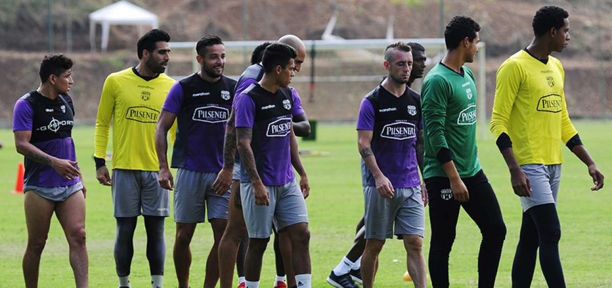 Gabriel Marques (c) bromea con sus compa&ntilde;eros durante una de las &uacute;ltimas pr&aacute;cticas de Barcelona, en la cancha alterna del Monumental.  