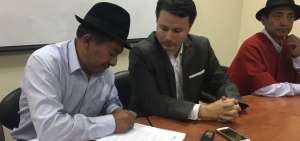 Jorge Herrera, presidente de la Conaie (i), recibi&oacute; el registro de la nueva directiva de la Confeniae.