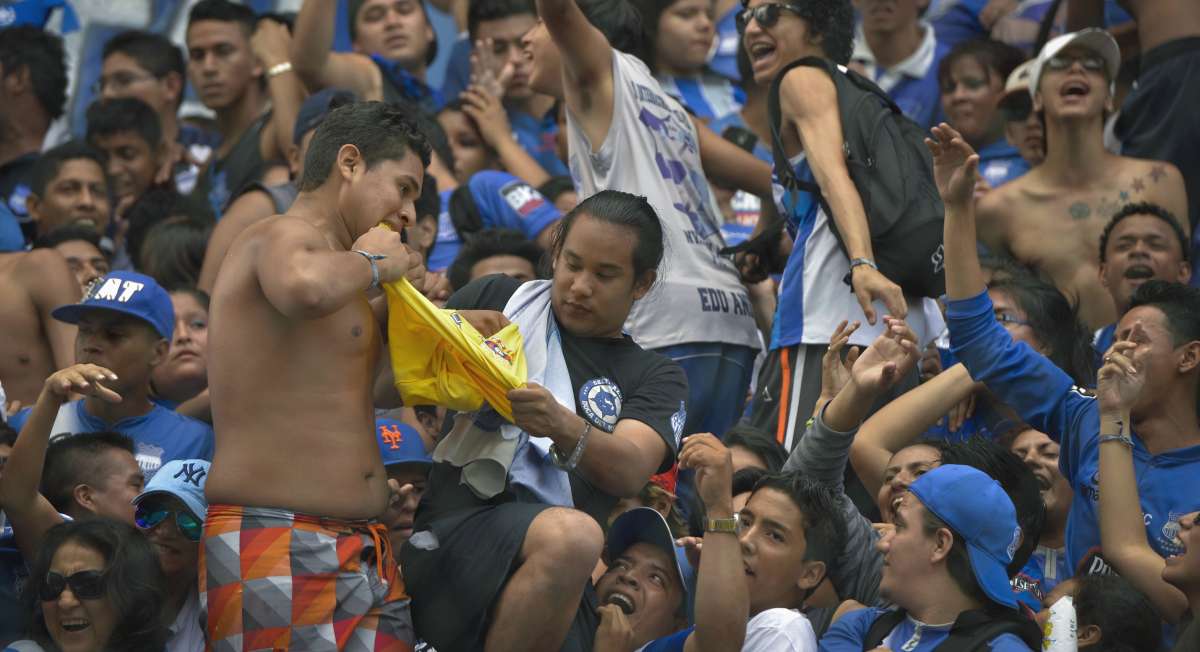 Aficionados de Emelec destruyeron camiseta de Barcelona. Foto: William Orellena / El Tel&eacute;grafo.