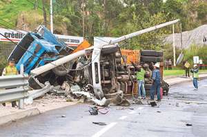 El cami&oacute;n y el tanquero siniestrados se impactaron contra un poste. El servicio de luz el&eacute;ctrica fue suspendido por algunas horas, al igual que el tr&aacute;nsito. Foto: John Guevara.