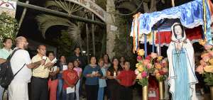 Peregrinos pronunciaron c&aacute;nticos religiosos a la Rosa M&iacute;stica (advocaci&oacute;n de la Virgen Mar&iacute;a) en el inicio de la decimosegunda procesi&oacute;n que se realiz&oacute; el pasado 13 de diciembre en Chong&oacute;n.