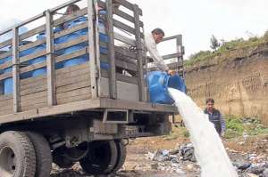 Los 2.500 litros del l&iacute;quido eran transportados en envases pl&aacute;sticos y fueron desechados por Agrocalidad. Foto: Carlos Jim&eacute;nez / El Tel&eacute;grafo