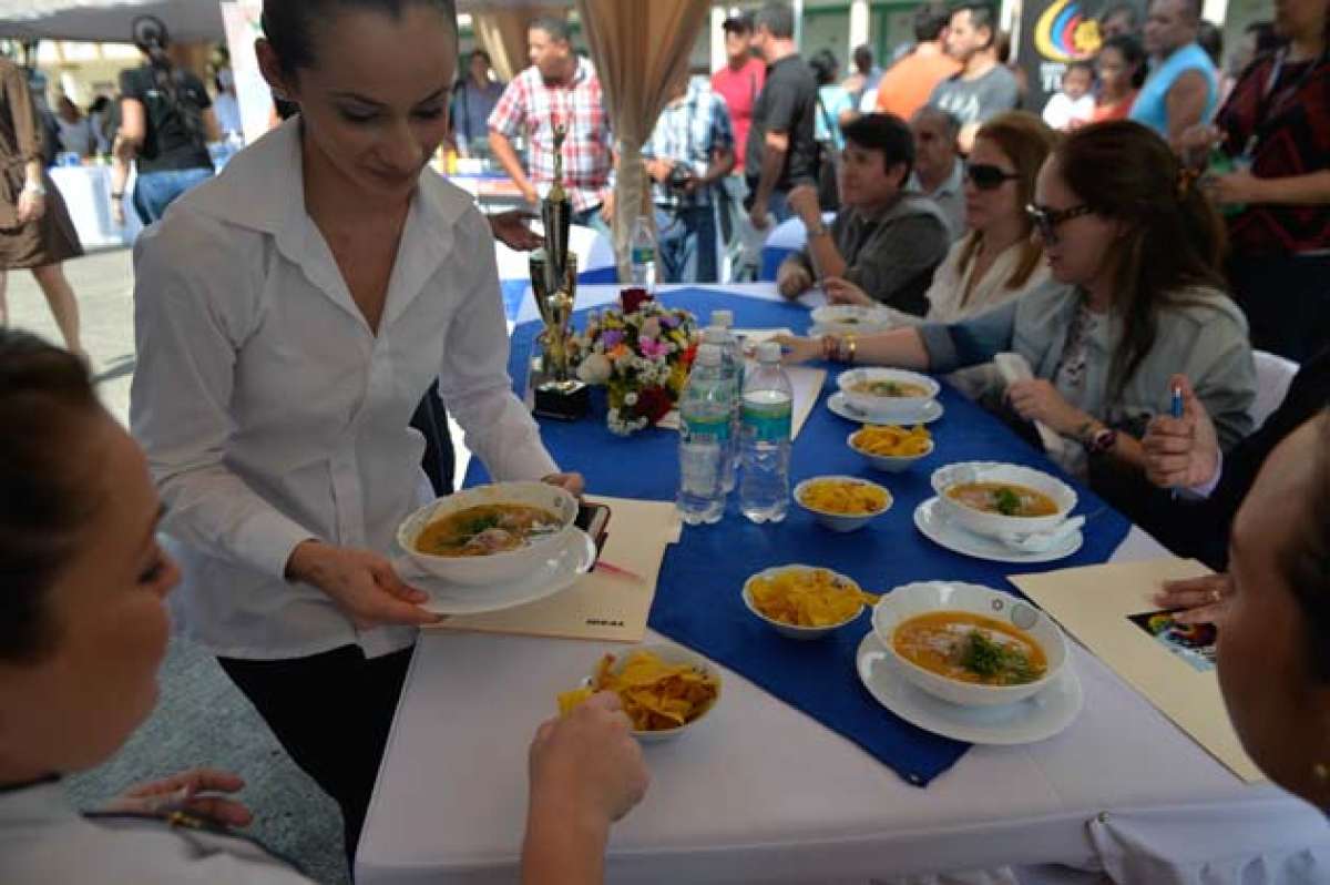 En todo el pa&iacute;s, los ciudadanos consumen regularmente el plato  hecho a base de pescado, yuca y salsa de cebollas. Foto: Rodolfo P&aacute;rraga / El Tel&eacute;grafo 