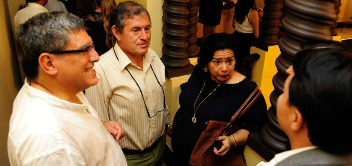El director cultural de Guayaquil, Esteban de la Cuadra, la Concejal L&iacute;dice Ald&aacute;s y exministro de Ambiente Daniel Ortega, comparten ideas durante el foro ciudadano de transporte p&uacute;blico en Guayaquil.