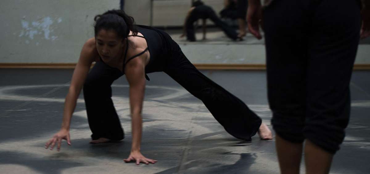 M&aacute;xima es la coreograf&iacute;a de &Oacute;scar Santana, quien utiliza arena sobre el escenario como met&aacute;fora del tiempo. 