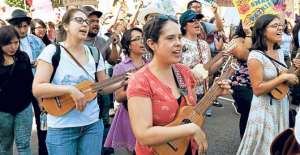 Hace pocos d&iacute;as se celebr&oacute; el D&iacute;a Internacional de la Mujer y en varios pa&iacute;ses se dieron manifestaciones por sus derechos y en contra de la violencia de g&eacute;nero; las ausentes fueron las mujeres adultas mayores. Foto: AFP