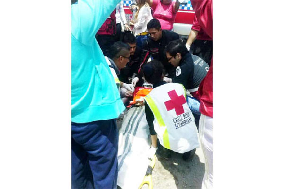 Personal de primeros auxilios estabilizan a una de las v&iacute;ctimas, antes de trasladarla a un hospital. Foto: Tomada del Twitter @ECTV_Noticias 