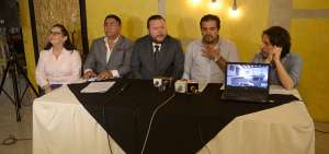 De izq. a der.: La actriz Prisca Bustamante, los abogados Llerena y Daniel Fr&iacute;as; Jos&eacute; Javier Velastegu&iacute; (socio de Pop Up) y el actor V&iacute;ctor Ar&aacute;uz, socio