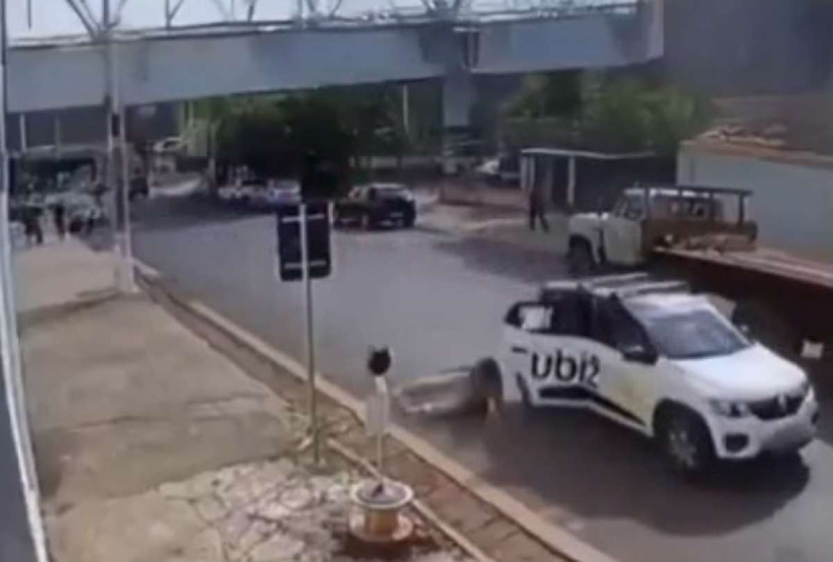 Un video capt&oacute; c&oacute;mo una mujer se lanz&oacute; de un taxi.